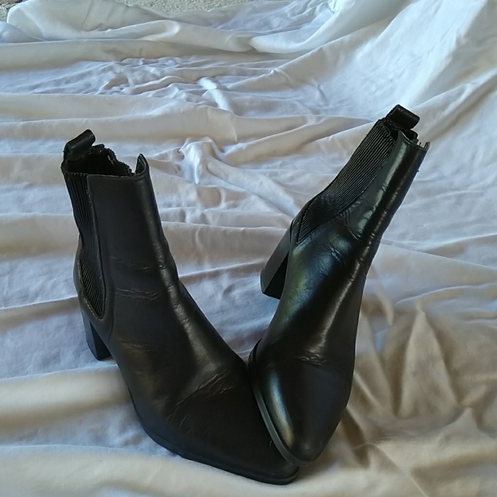 Black heel boots
